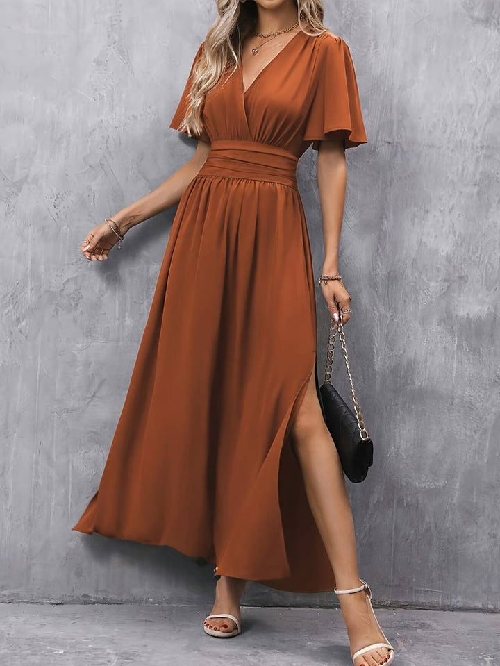 Kleid mit rüschenkragen und plissierter taille