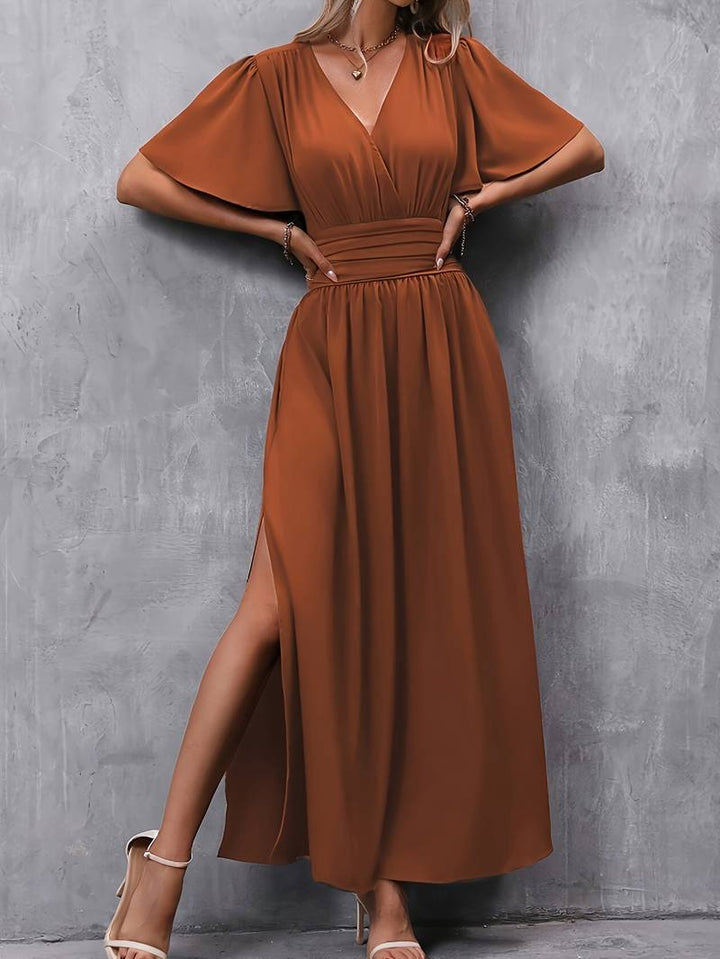 Kleid mit rüschenkragen und plissierter taille