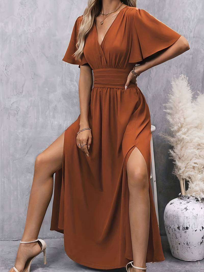 Kleid mit rüschenkragen und plissierter taille
