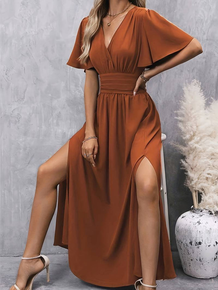 Kleid mit rüschenkragen und plissierter taille