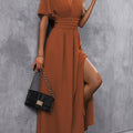 Kleid mit rüschenkragen und plissierter taille
