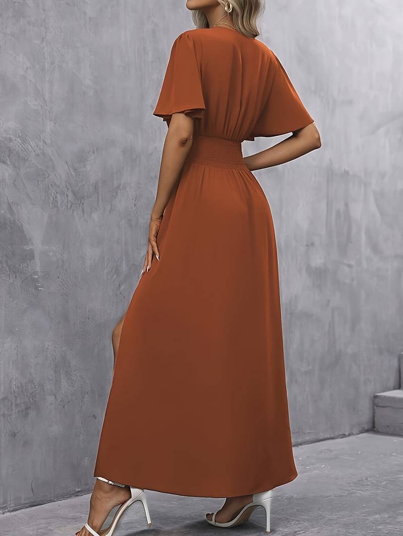 Kleid mit rüschenkragen und plissierter taille