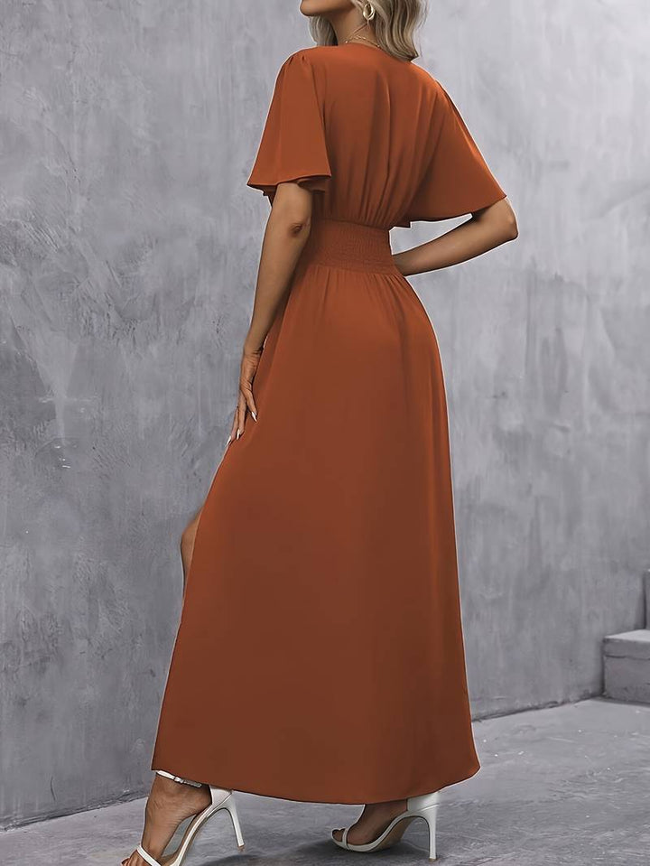 Kleid mit rüschenkragen und plissierter taille