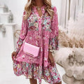 Mehrfarbiges Sommerkleid mit V-Ausschnitt