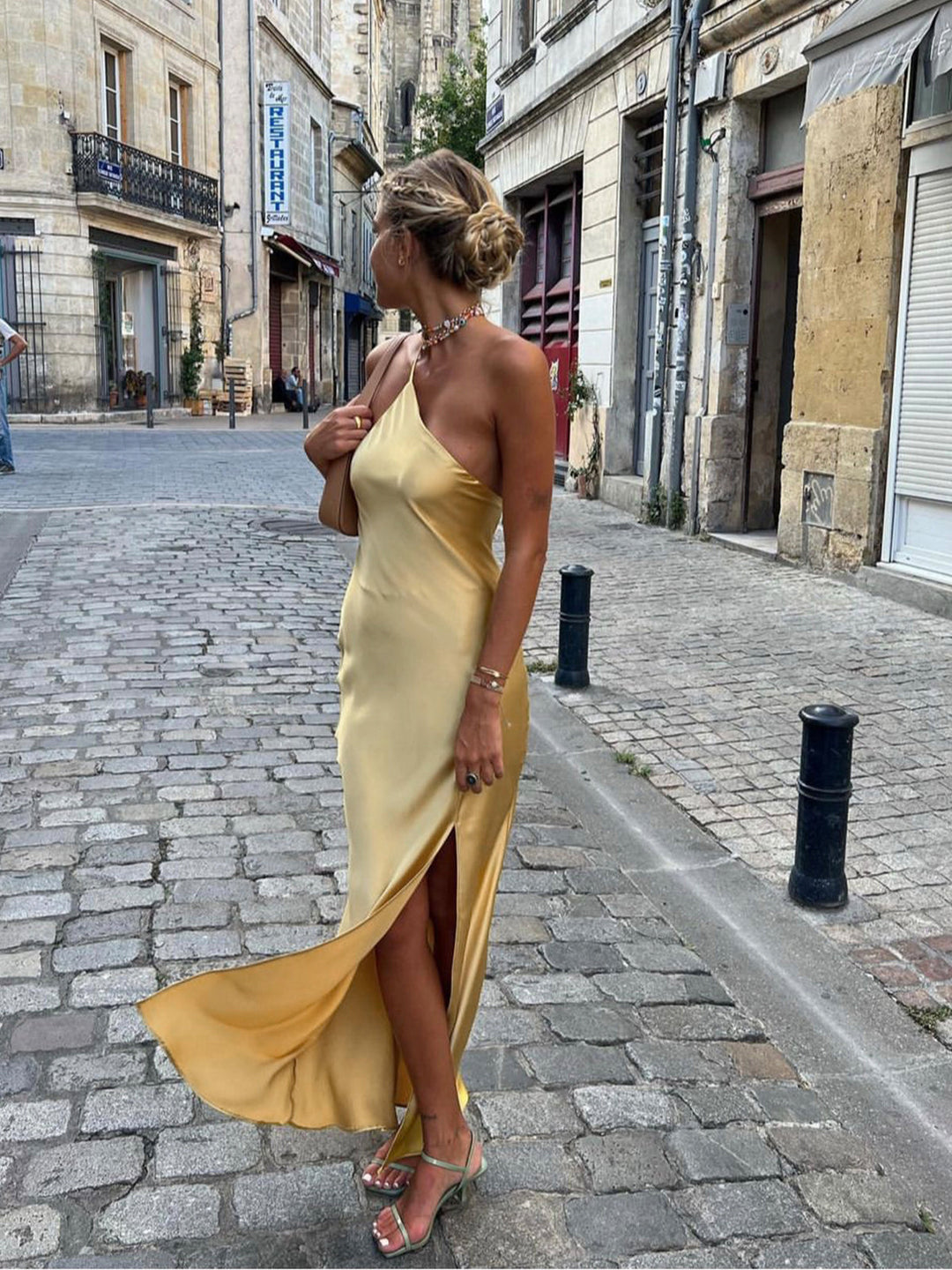Lange satin Kleid mit Schlitzen am Rücken – rückenfreies Abendkleid Satinkleid bodenlang elegant
