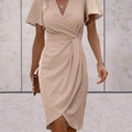 Klassisches Wickelkleid mit V-Ausschnitt