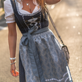 Traditionelles Kostüm für Frauen mit Schürze