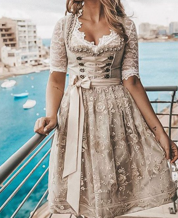 Traditionelles Dirndlkleid mit Schnürmieder für Oktoberfest | Zeitlos