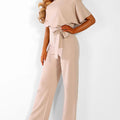 langer Overall mit Rüschengürtel, kurze Ärmel, elegante Frau