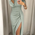Schulterfreies, Gerafftes, Langärmliges Kleid Mit Seitlichem Schlitz