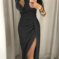 Schulterfreies, Gerafftes, Langärmliges Kleid Mit Seitlichem Schlitz