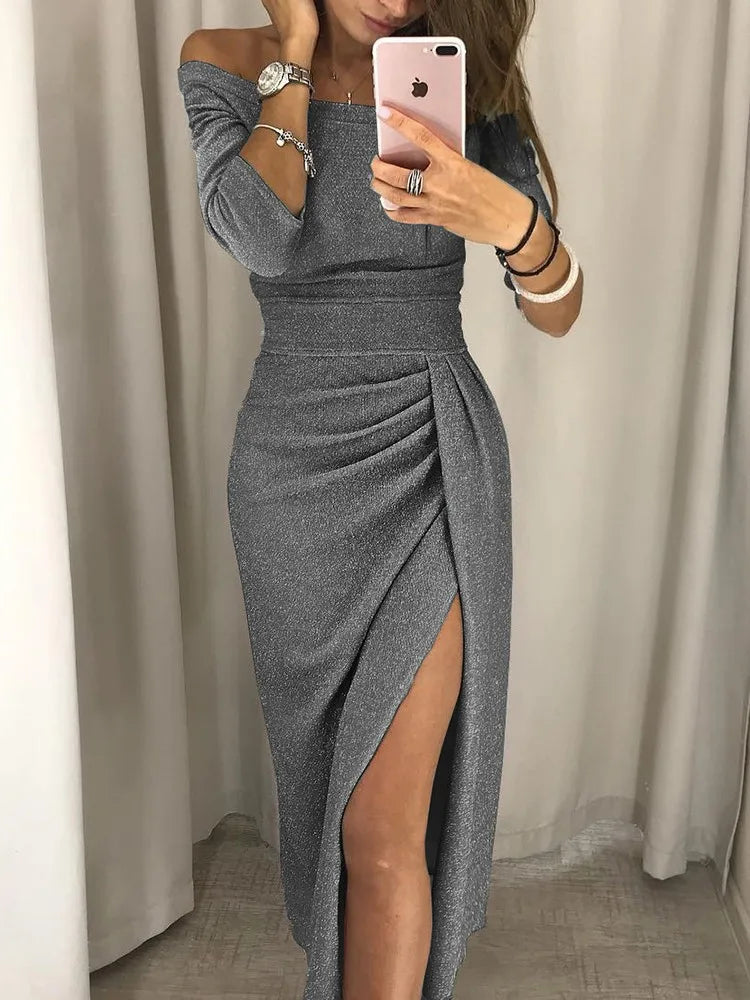 Schulterfreies, Gerafftes, Langärmliges Kleid Mit Seitlichem Schlitz