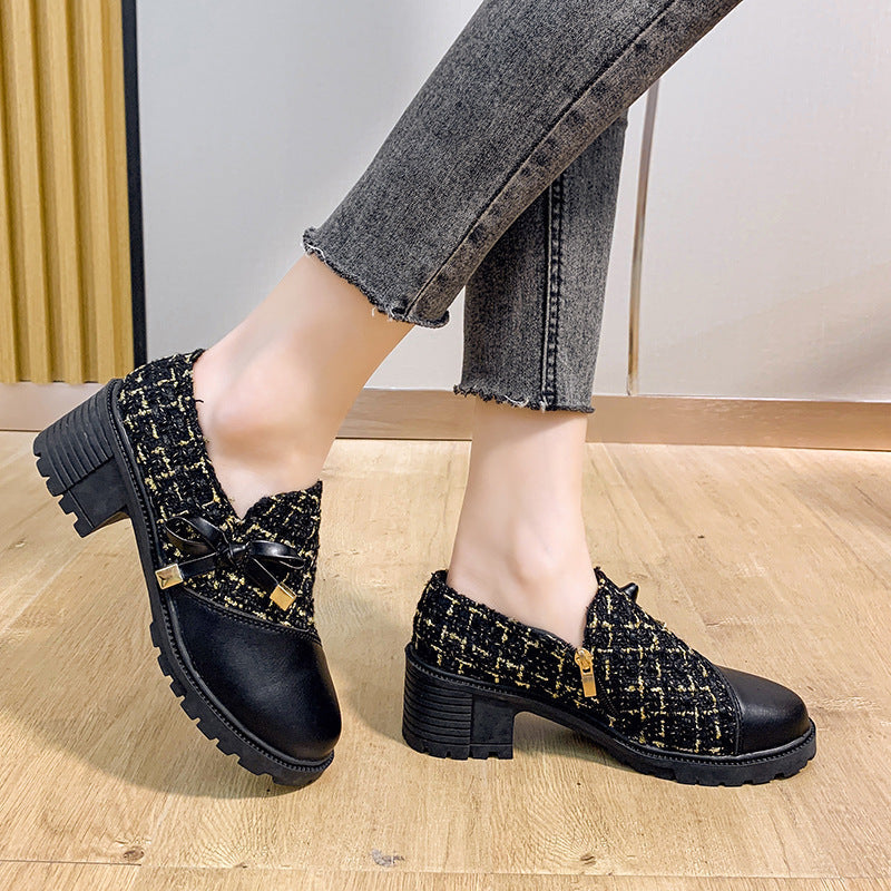 Das elegante Paar bunter Schuhe mit Schleife
