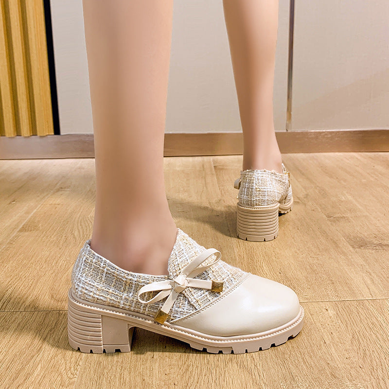 Das elegante Paar bunter Schuhe mit Schleife