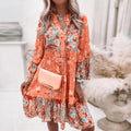 Mehrfarbiges Sommerkleid mit V-Ausschnitt