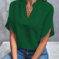 Bluse mit V-Ausschnitt und Seitenschlitzen
