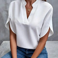Bluse mit V-Ausschnitt und Seitenschlitzen
