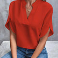 Bluse mit V-Ausschnitt und Seitenschlitzen