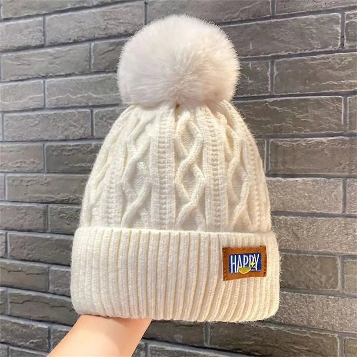 Bommelmütze mit Ohrenklappen – Warme Strickmütze für Damen im Winter