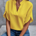 Bluse mit V-Ausschnitt und Seitenschlitzen