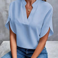 Bluse mit V-Ausschnitt und Seitenschlitzen