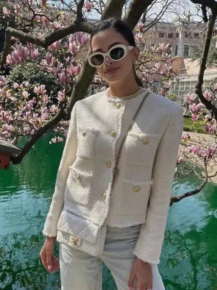 Taillierter Bouclé-Blazer mit Goldknöpfen